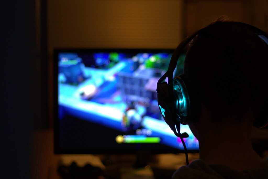 Hráč videoher u počítače.